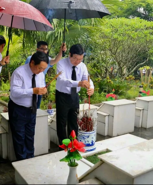 Nguyên CTN Trương Tấn Sang và Bí thư Tỉnh ủy Tuyên Quang Hầu A Lềnh viếng mộ liệt sĩ  .jpg