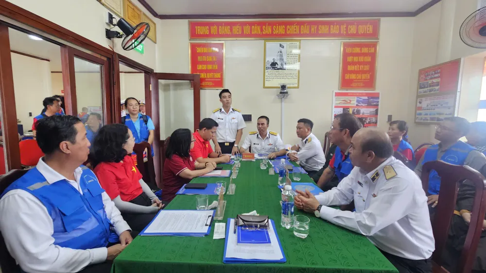 Đoàn công tác TPHCM thăm nhà giàn DK1/10