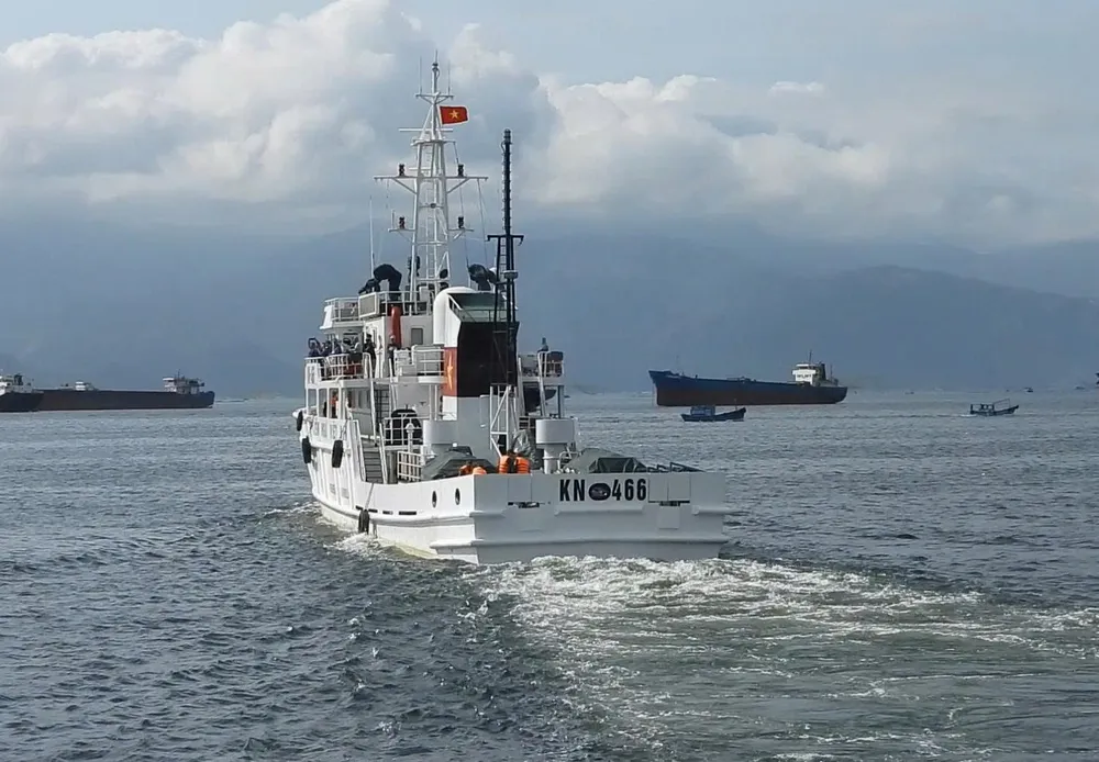 2- Tàu KN 466 rời bến trở  đoàn công tác bắt đầu thực hện nhiệm vụ.JPG