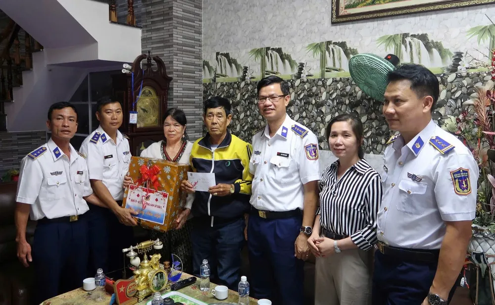 Đại tá Cao Xuân Quận, Phó Chính ủy Vùng Cảnh sát biển 3 tặng quà cho các gia đình chính sách và ngư dân có hoàn cảnh khó khăn ở đặc khu Phú Quý