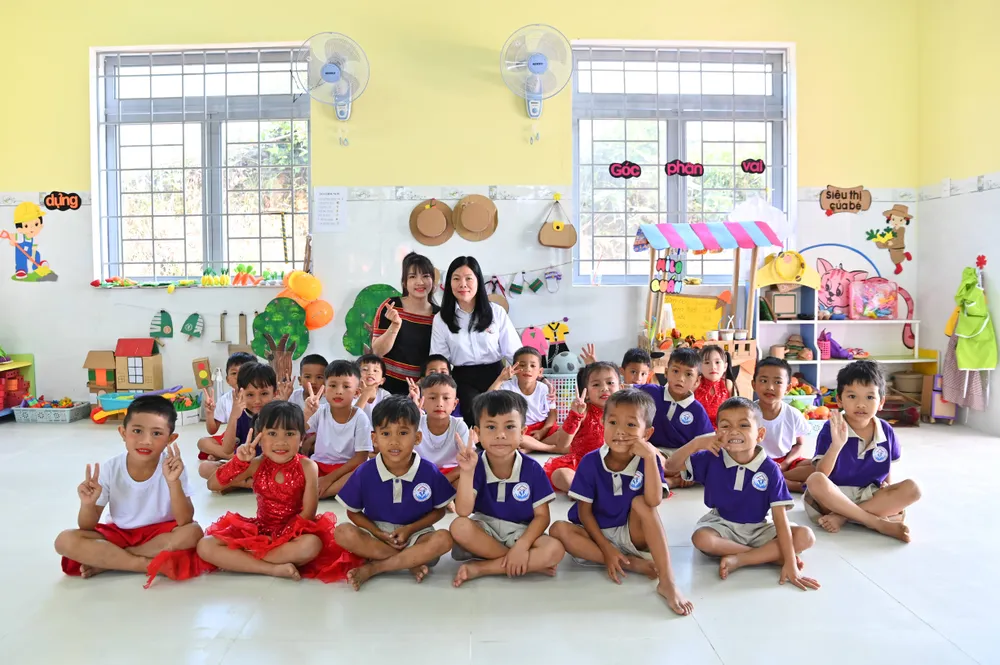 Cô trò trong ngày khánh thành điểm trường mới.jpg