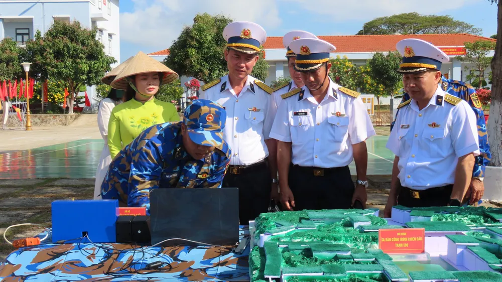 4. Thủ trưởng các cấp tham quan mô hình sáng kiến cải tiến kỹ thuật, ứng dụng công nghệ vào mô phỏng tác chiến tại đơn vị..JPG