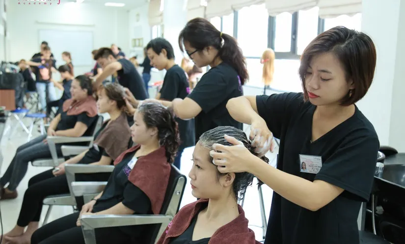 Cơ quan thuế cho rằng mức thuế 7% chỉ là sự cụ thể hóa, không gây áp lực với hộ gia đình, cá nhân kinh doanh các lĩnh vực theo quy định. Ảnh minh họa.