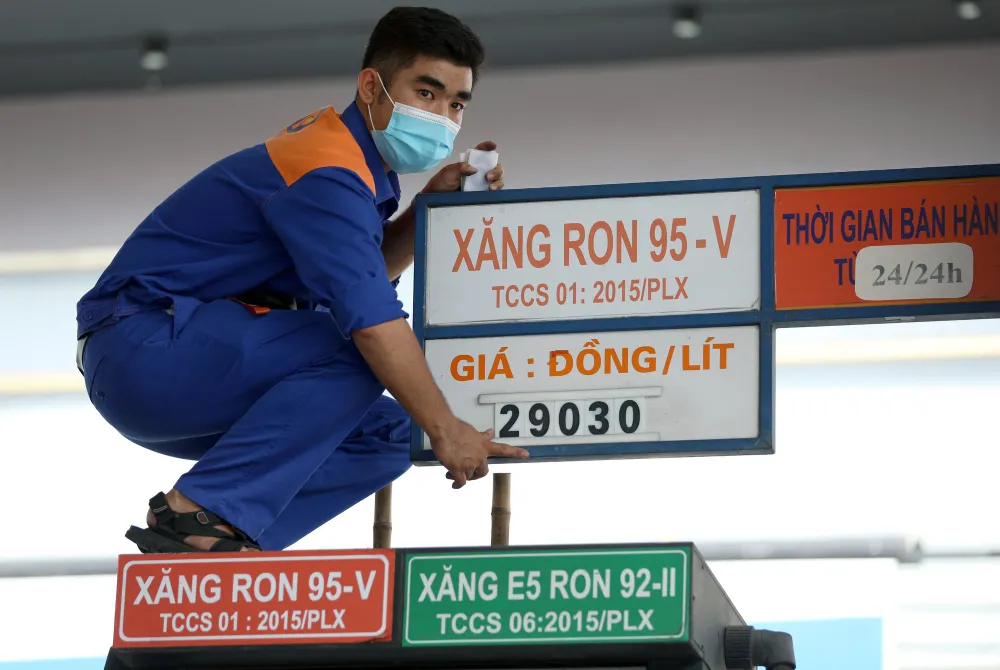 VPI: Chiều nay, giá xăng trong nước sẽ giảm xuống 24.000 đồng/lít ảnh 1