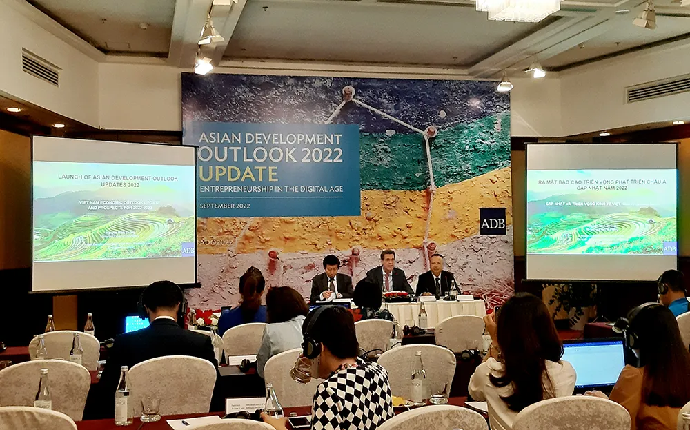 ADB: Giải ngân đầu tư công chậm đang kéo lùi tăng trưởng kinh tế của Việt Nam ảnh 1