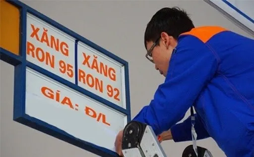 Trái dự báo, giá xăng RON 95 giảm nhẹ 80 đồng sau 4 lần tăng liên tiếp ảnh 1