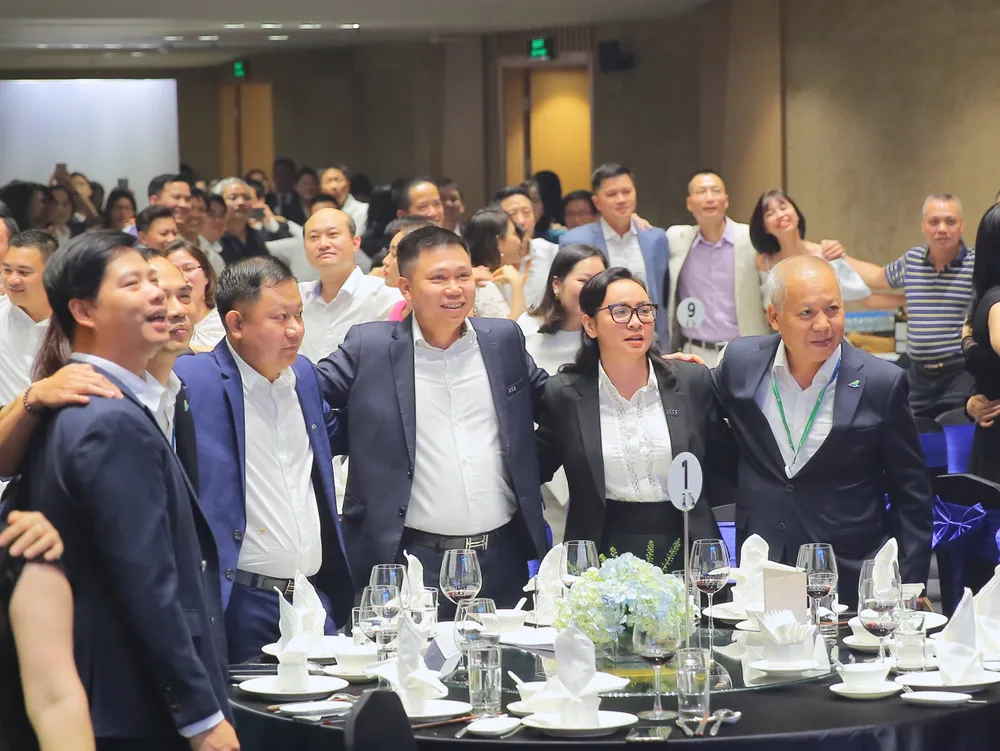 Bà Bùi Hải Huyền, đứng thứ 2 từ phải sang Bà Bùi Hải Huyền, đứng thứ 2 từ phải sang