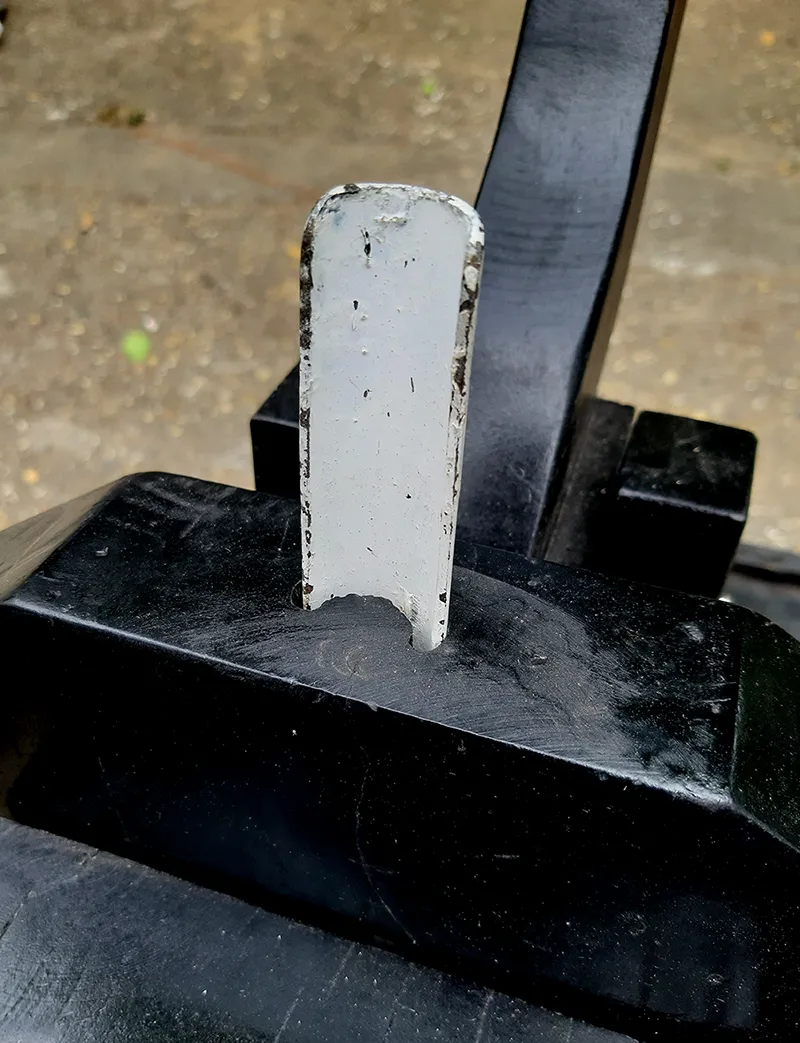 Chiếc lẩy nỏ (màu trắng) là một trong những chi tiết trọng yếu nhất của chiếc nỏ mà khi thiếu nó chiếc nỏ không thể hoạt động được. Ảnh: Lưu Thủy Chiếc lẩy nỏ (màu trắng) là một trong những chi tiết trọng yếu nhất của chiếc nỏ mà khi thiếu nó chiếc nỏ không thể hoạt động được. Ảnh: Lưu Thủy