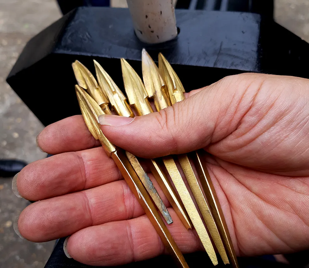 Kích cỡ những mũi tên đồng chỉ từ 8-11 cm. Ảnh: Lưu Thủy Kích cỡ những mũi tên đồng chỉ từ 8-11 cm. Ảnh: Lưu Thủy