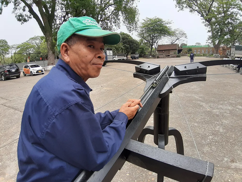 Hiện nay chiếc "nỏ thần" do kỹ sư Vũ Đình Thanh phục tác đã được cấp bằng sáng chế độc quyền. Ảnh: Lưu Thủy Hiện nay chiếc "nỏ thần" do kỹ sư Vũ Đình Thanh phục tác đã được cấp bằng sáng chế độc quyền. Ảnh: Lưu Thủy