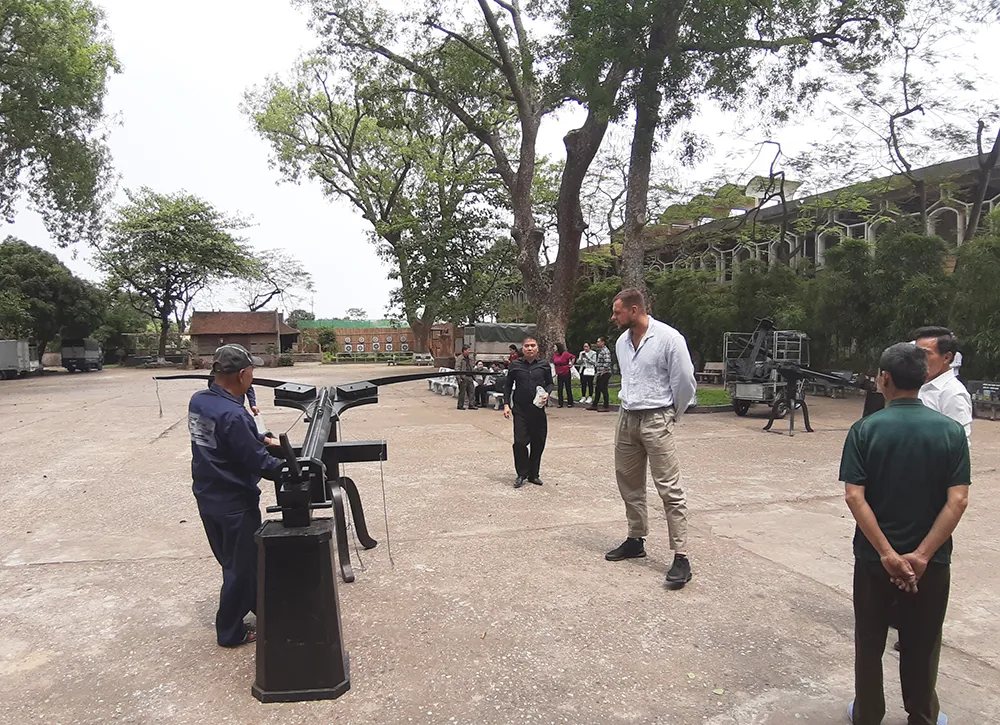 Sau khi được mục sở thị "nỏ thần" đã được kỹ sư Vũ Đình Thanh phục tác, Michal Ruzicka tin rằng nỏ thần là thứ vũ khí có thật. Ảnh: Lưu Thủy Sau khi được mục sở thị "nỏ thần" đã được kỹ sư Vũ Đình Thanh phục tác, Michal Ruzicka tin rằng nỏ thần là thứ vũ khí có thật. Ảnh: Lưu Thủy