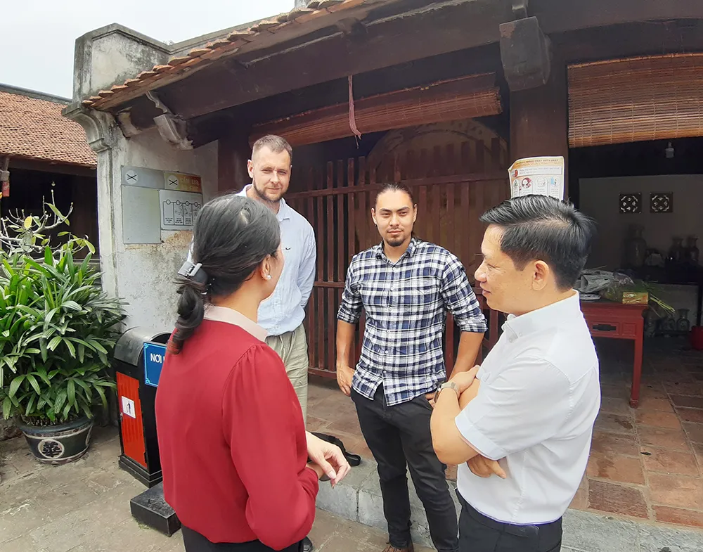 Cả Adrei Ngo và Michal Ruzicka đều tin rằng "nỏ thần" là có thật. Ảnh: Lưu Thủy Cả Adrei Ngo và Michal Ruzicka đều tin rằng "nỏ thần" là có thật. Ảnh: Lưu Thủy