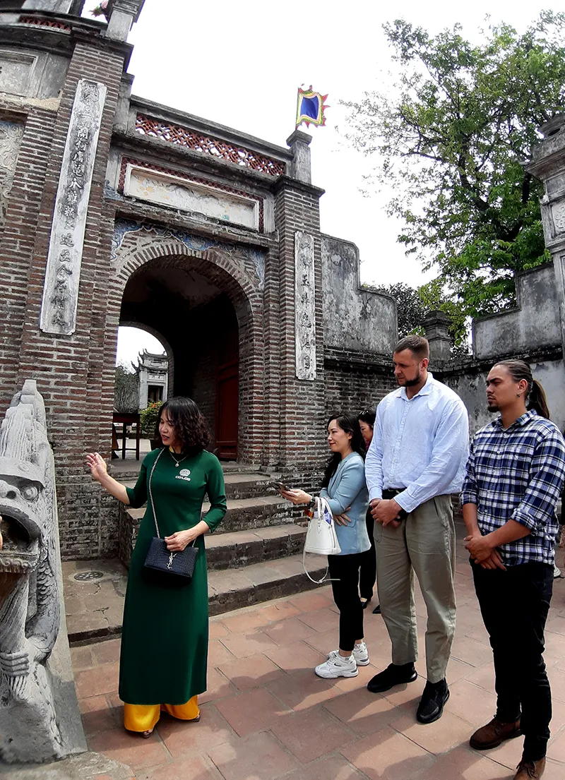 Andrei Ngo và Michal Ruzicka rất hứng thú khi tìm hiểu về lịch sử Việt Nam - trong đó có truyền thuyết về An Dương Vương. Ảnh: Lưu Thủy Andrei Ngo và Michal Ruzicka rất hứng thú khi tìm hiểu về lịch sử Việt Nam - trong đó có truyền thuyết về An Dương Vương. Ảnh: Lưu Thủy