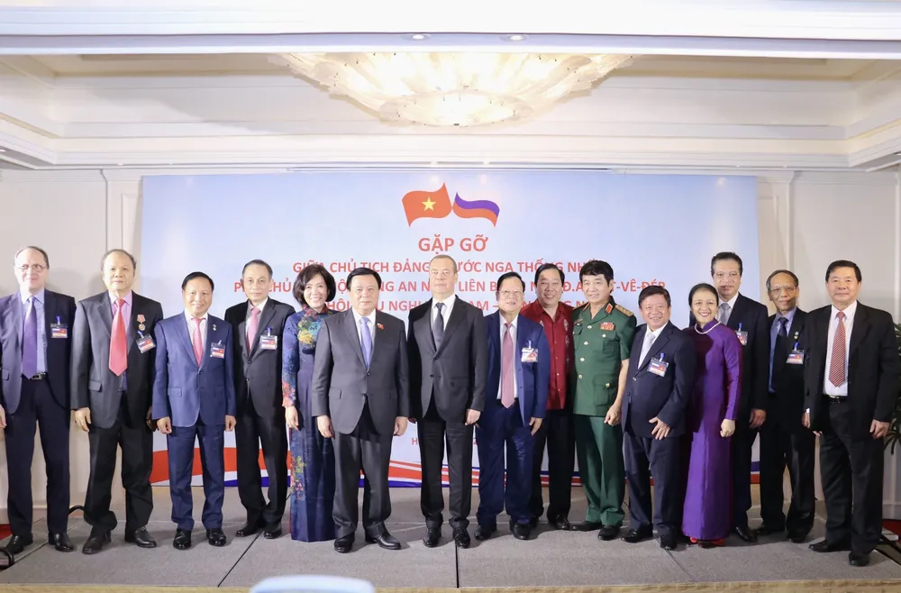 Ông Dmitri Medvedev chụp ảnh cùng các đại biểu. Ảnh: Thu Hà/Thời đại Ông Dmitri Medvedev chụp ảnh cùng các đại biểu. Ảnh: Thu Hà/Thời đại