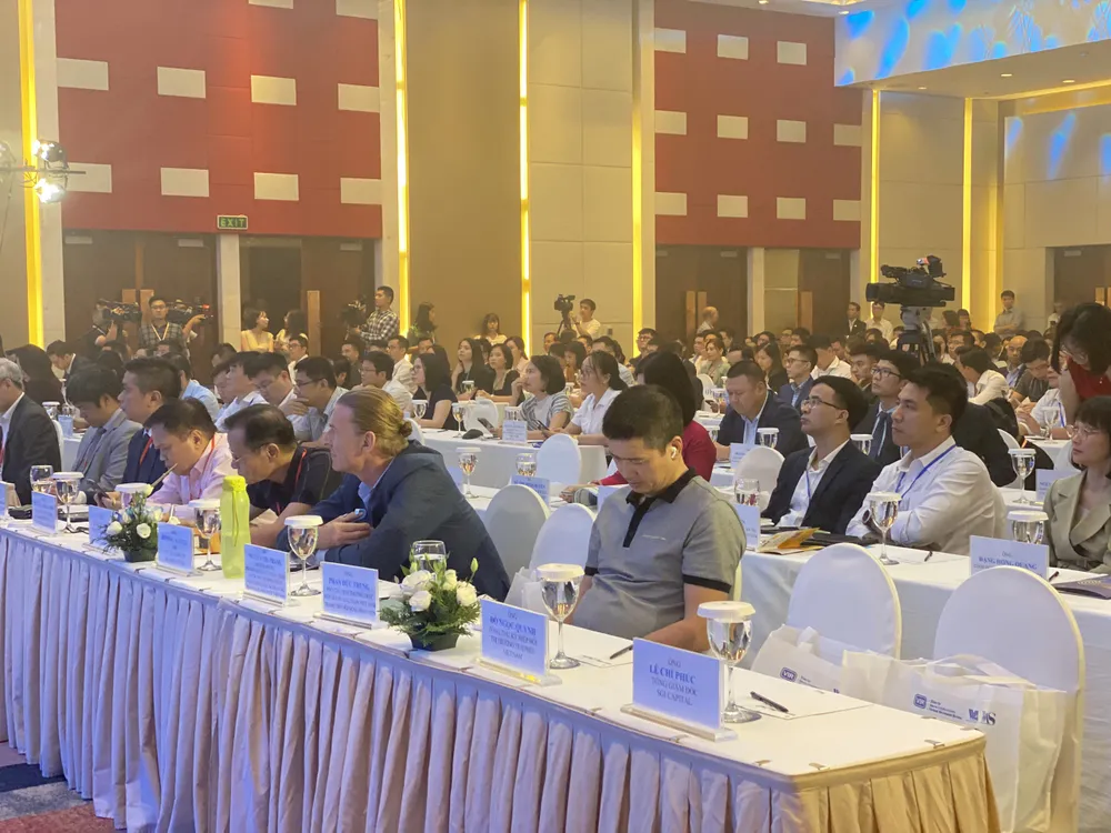 Diễn đàn Cấp cao Cố vấn tài chính Việt Nam 2023 thu hút 300 khách tham dự trực tiếp là đại diện các cơ quan quản lý nhà nước, các chuyên gia uy tín, lãnh đạo các tổ chức tín dụng, công ty chứng khoán, quỹ đầu tư, các doanh nghiệp niêm yết, công chúng đầu tư