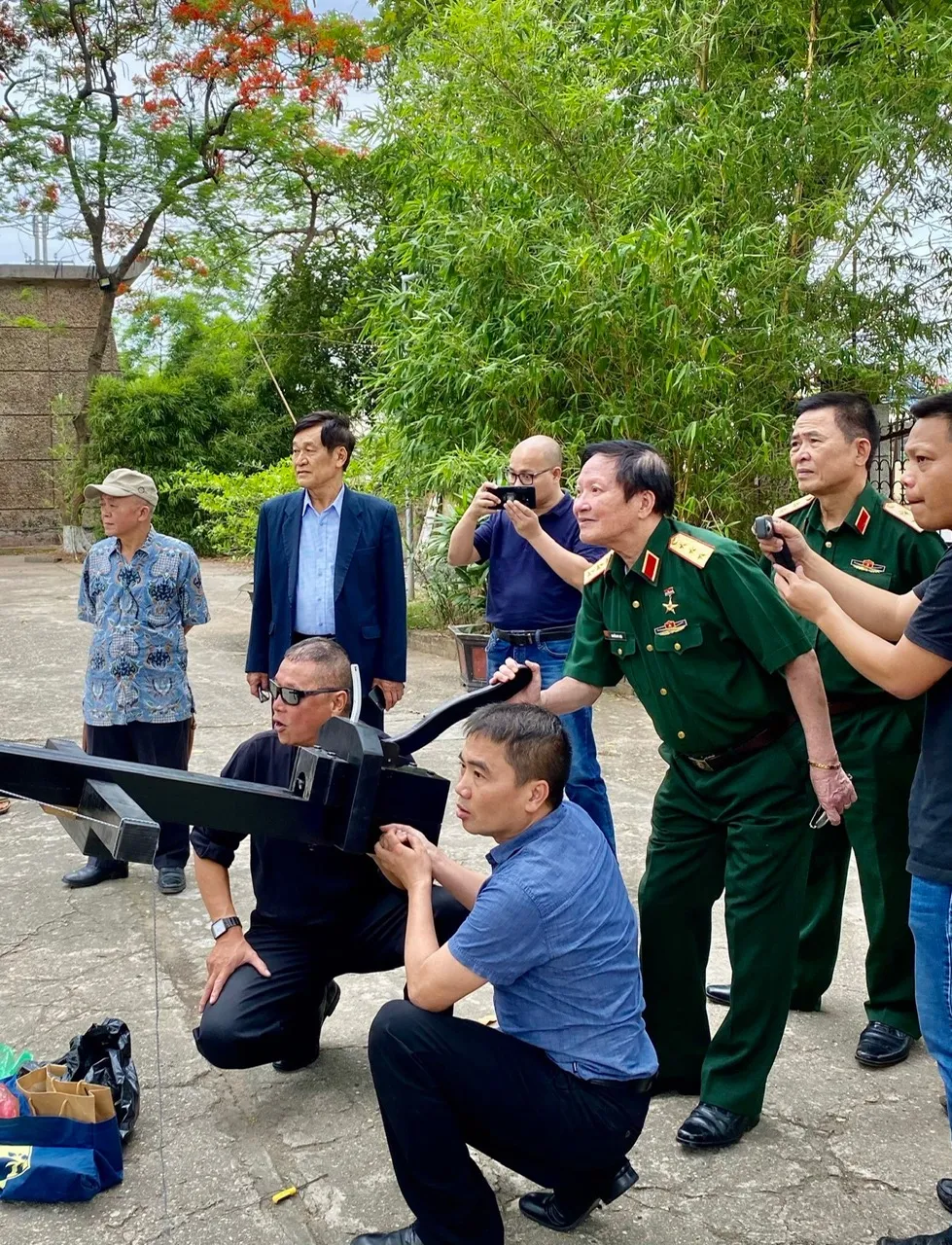 Thượng tướng, AHLLVT Nguyễn Huy Hiệu - nguyên Thứ trưởng Bộ Quốc phòng trong một lần bắn thử "nỏ thần"