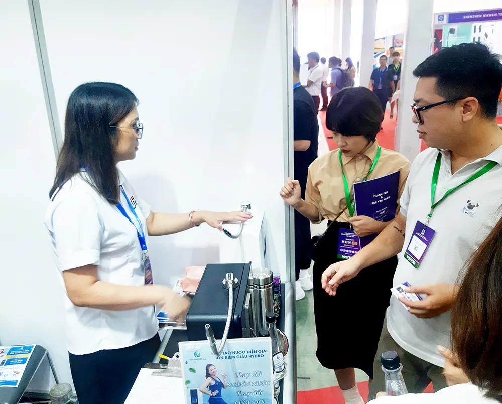 Nhiều gian hàng với các sản phẩm là đồ gia dụng sử dụng thiết bị thông minh được trưng bày tại triển lãm