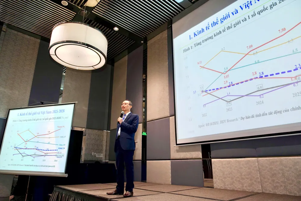 Tiến sĩ Cấn Văn Lực - Chuyên gia Kinh tế trưởng Ngân hàng BIDV; Thành viên Hội đồng Tư vấn Chính sách Tài chính - tiền tệ Quốc gia.jpg