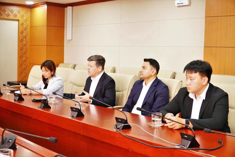 Ông Bob McCooey (thứ 2 từ trái qua), Phó Chủ tịch kiêm Giám đốc Bộ phận Niêm yết Quốc tế, Nasdaq phát biểu tại buổi làm việc (1).jpg