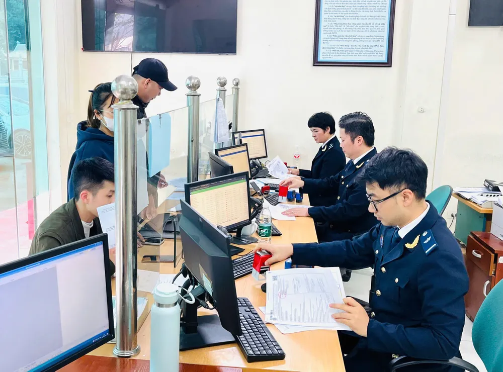 Chùm ảnh: Hải quan tháo gỡ "nút thắt" thủ tục cho hàng thực phẩm nhập khẩu