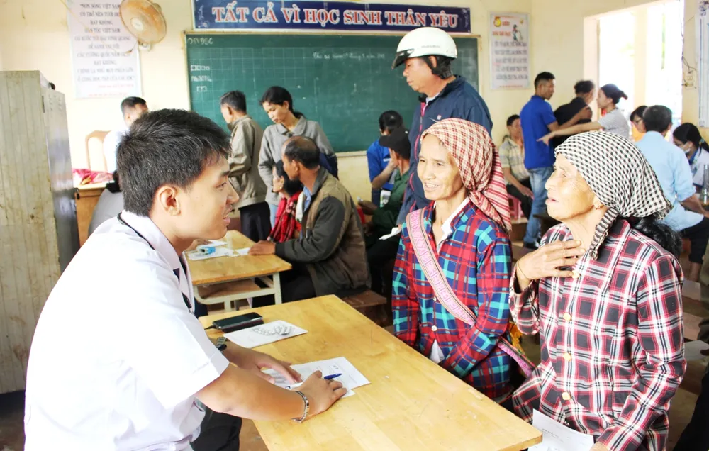 Mang “Áo trắng đến trường” cho hàng trăm học sinh nghèo Đắk Nông ảnh 6