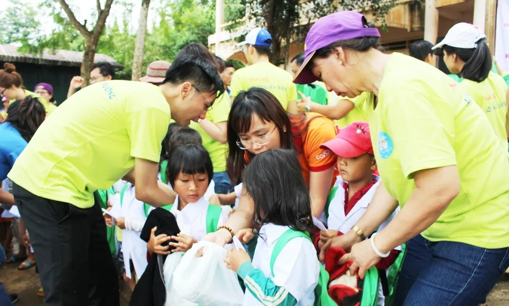 Trao áo trắng cùng nhiều dụng cụ học tập hỗ trợ học sinh khó khăn nhân dịp năm học mới