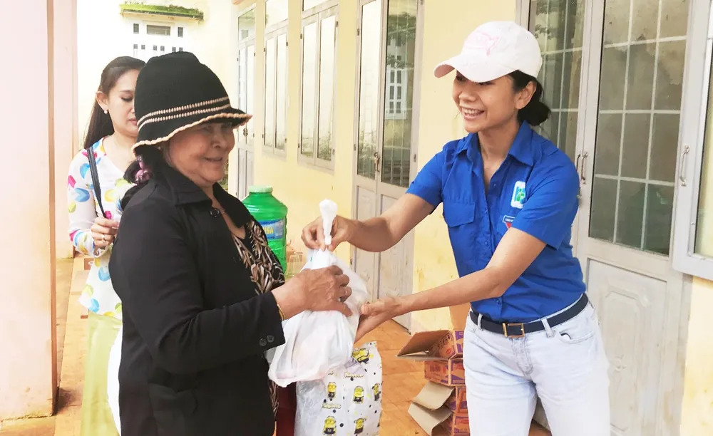 Mang “Áo trắng đến trường” cho hàng trăm học sinh nghèo Đắk Nông ảnh 7