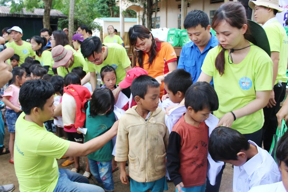 Mang “Áo trắng đến trường” cho hàng trăm học sinh nghèo Đắk Nông ảnh 3