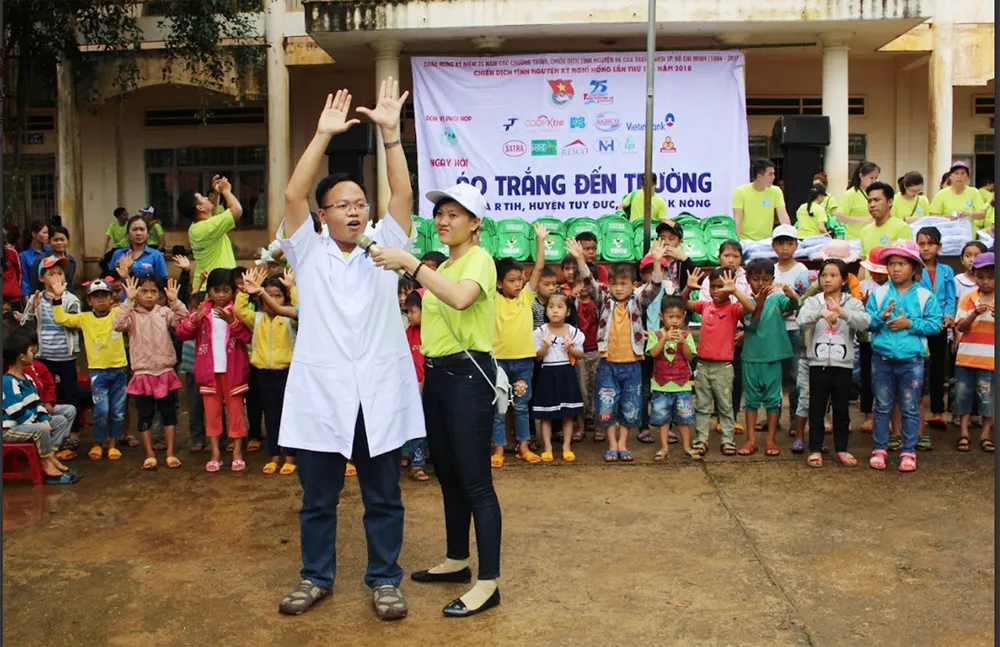 Mang “Áo trắng đến trường” cho hàng trăm học sinh nghèo Đắk Nông ảnh 4