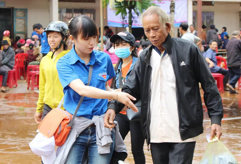 Mang “Áo trắng đến trường” cho hàng trăm học sinh nghèo Đắk Nông ảnh 8