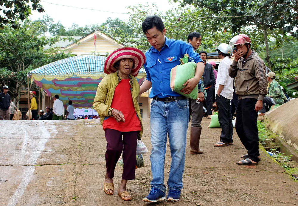 Mang “Áo trắng đến trường” cho hàng trăm học sinh nghèo Đắk Nông ảnh 9