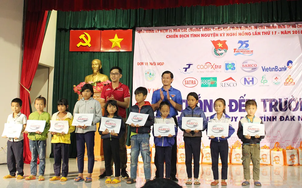 Mang “Áo trắng đến trường” cho hàng trăm học sinh nghèo Đắk Nông ảnh 1