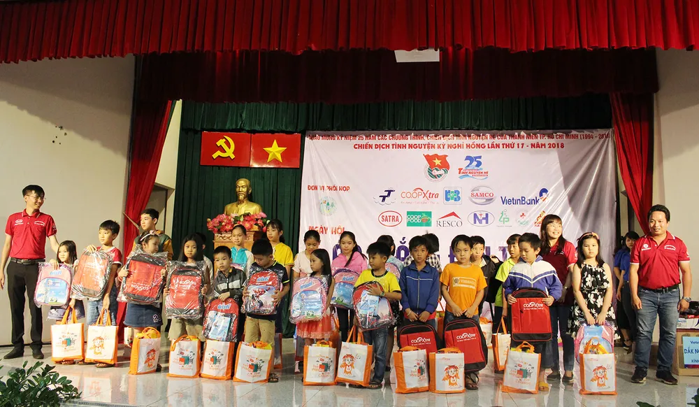 Mang “Áo trắng đến trường” cho hàng trăm học sinh nghèo Đắk Nông ảnh 2