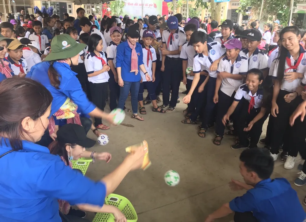 “Hành trình Việt Nam đất nước tôi yêu” mang trung thu đến với trẻ em Tiền Giang  ảnh 3