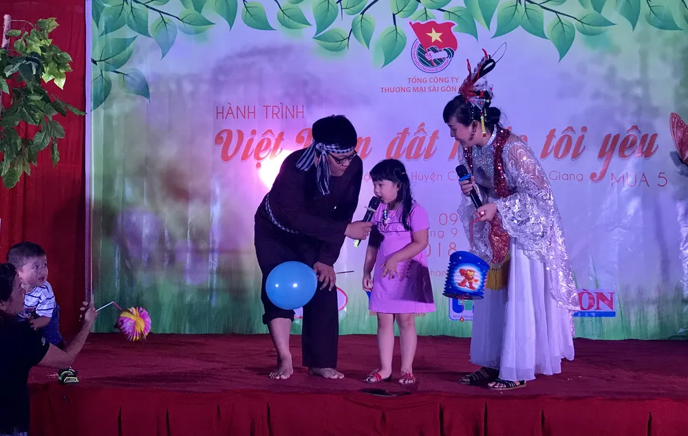 “Hành trình Việt Nam đất nước tôi yêu” mang trung thu đến với trẻ em Tiền Giang  ảnh 2
