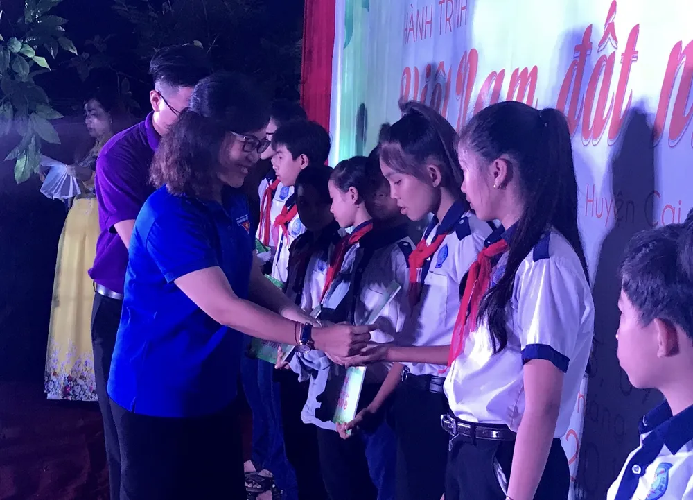 “Hành trình Việt Nam đất nước tôi yêu” mang trung thu đến với trẻ em Tiền Giang  ảnh 6