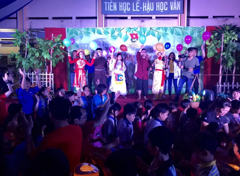 “Hành trình Việt Nam đất nước tôi yêu” mang trung thu đến với trẻ em Tiền Giang  ảnh 1