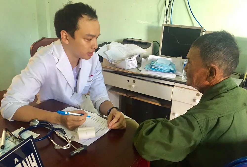 Khám bệnh, tặng quà tết cho hàng trăm người dân nghèo tại Bình Phước ảnh 1