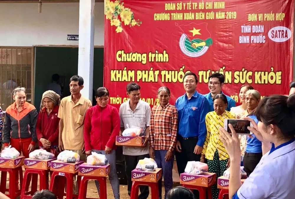 Khám bệnh, tặng quà tết cho hàng trăm người dân nghèo tại Bình Phước ảnh 2