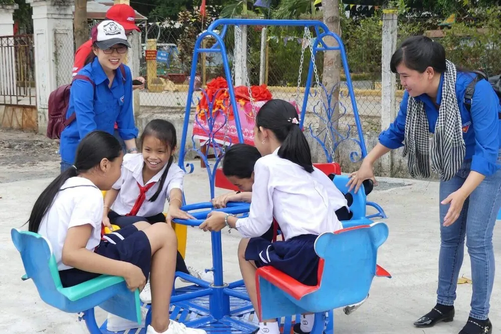 Trao sân chơi, tủ sách thiếu nhi cho trẻ vùng xa tỉnh Tây Ninh ảnh 4