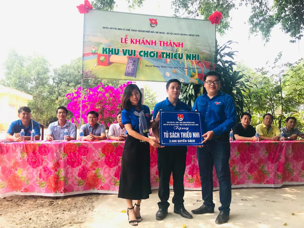 Trao sân chơi, tủ sách thiếu nhi cho trẻ vùng xa tỉnh Tây Ninh ảnh 1