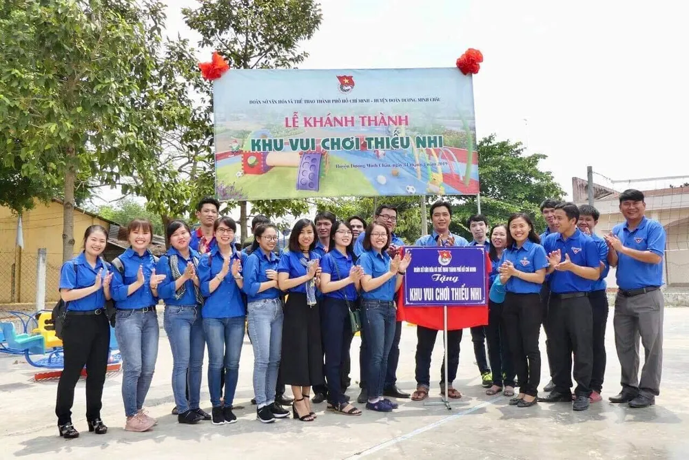 Trao sân chơi, tủ sách thiếu nhi cho trẻ vùng xa tỉnh Tây Ninh ảnh 2