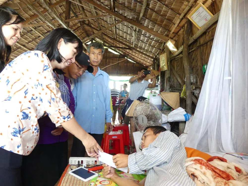 Trao nhiều phần quà hỗ trợ cho bà con khó khăn tại Trà Vinh  ảnh 3