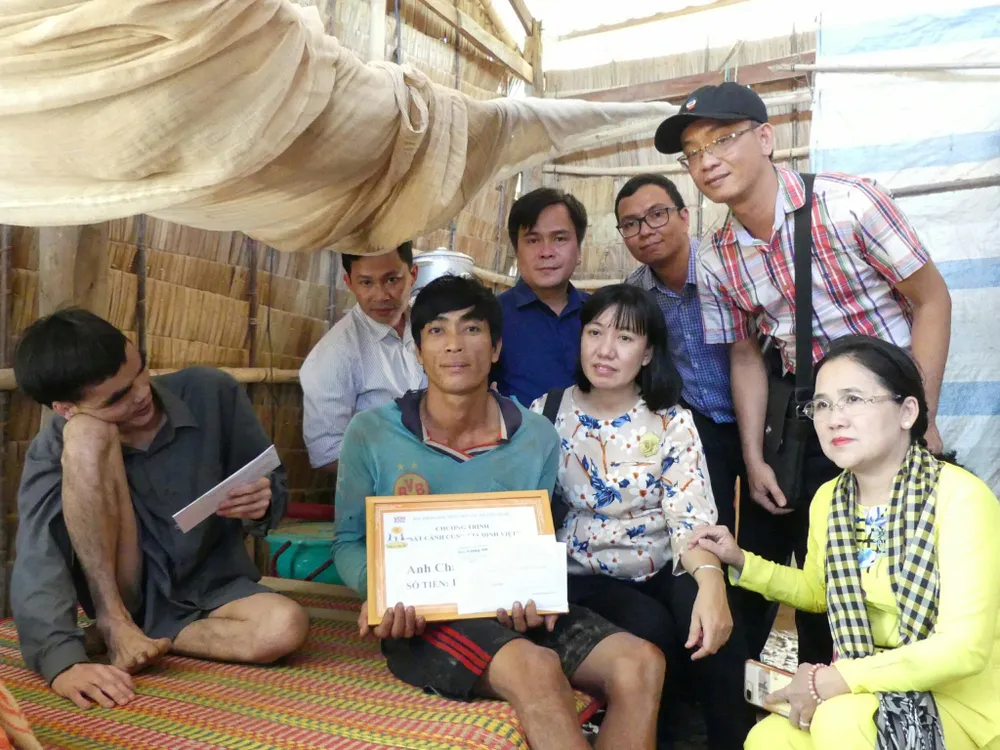 Trao nhiều phần quà hỗ trợ cho bà con khó khăn tại Trà Vinh  ảnh 4