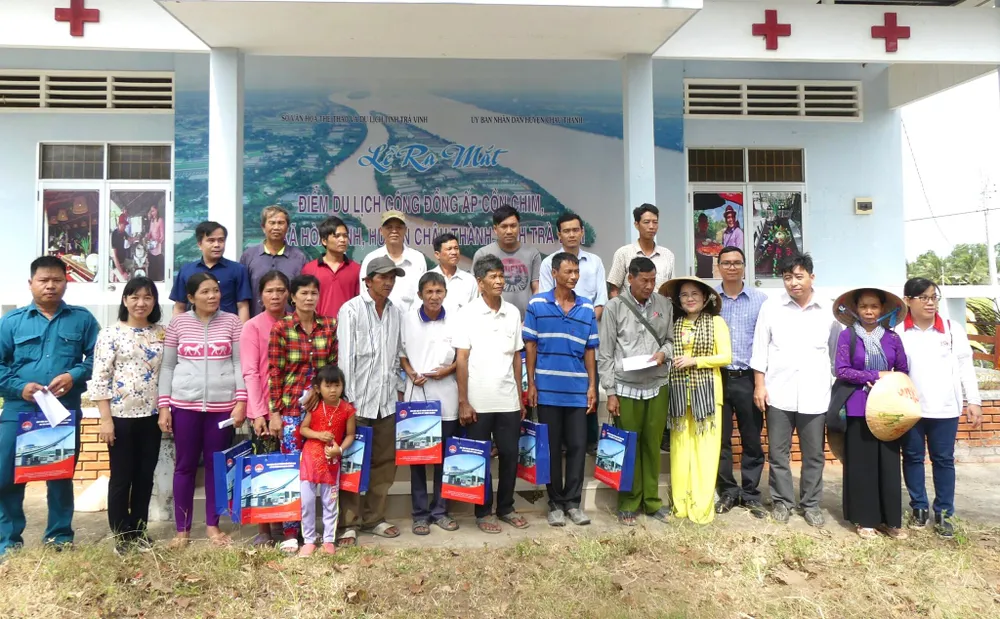 Trao nhiều phần quà hỗ trợ cho bà con khó khăn tại Trà Vinh  ảnh 1