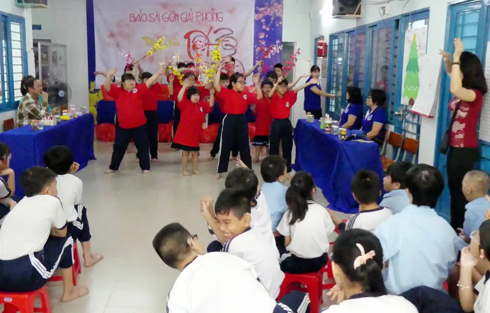 Mang tết yêu thương đến với các em học sinh Trường Hy Vọng Quận 6 ảnh 3
