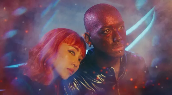 MV là câu chuyện tình yêu của một cô gái Trái Đất và chàng trai ngoài hành tinh (spaceboy) 