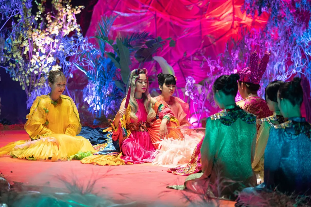 Hoàng Thuỳ Linh trở lại sắc sảo với MV "Kẻ cắp gặp bà già" ảnh 3