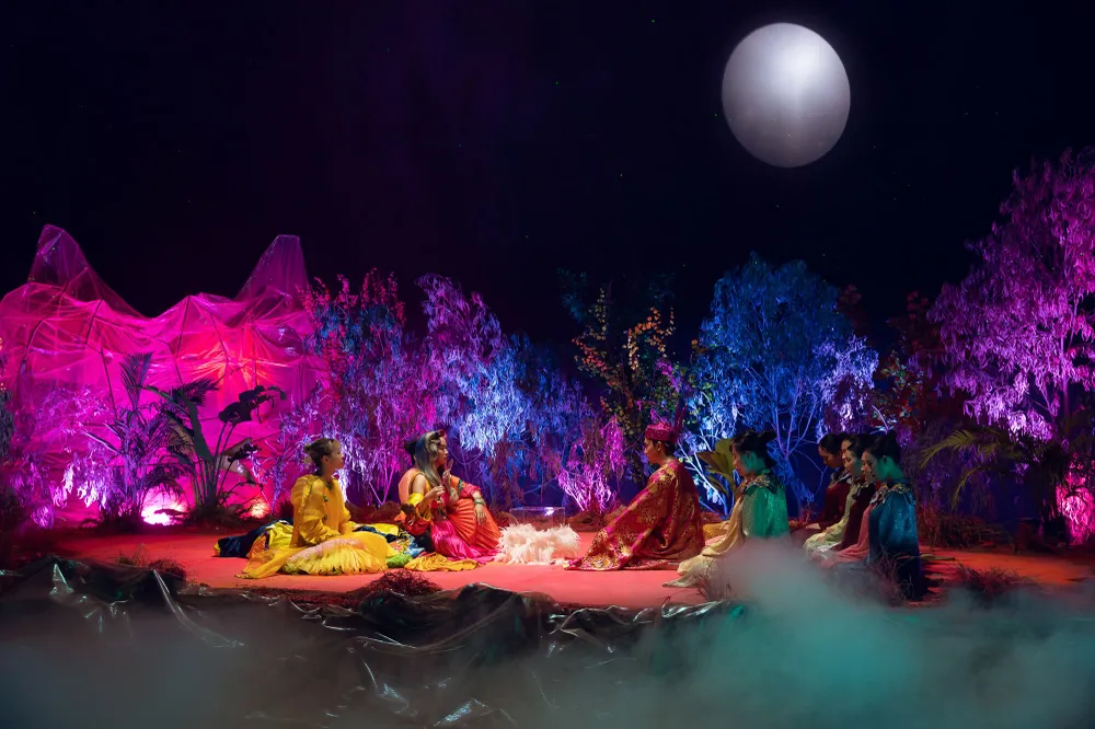 Hoàng Thuỳ Linh trở lại sắc sảo với MV "Kẻ cắp gặp bà già" ảnh 2