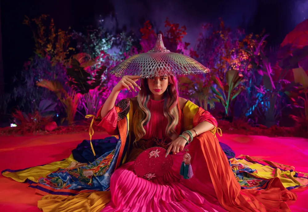 Hoàng Thuỳ Linh trở lại sắc sảo với MV "Kẻ cắp gặp bà già" ảnh 6